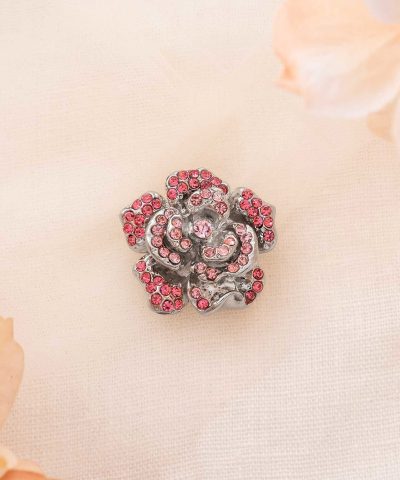 Alternative view of Blomsterbrosje med rosa krystall