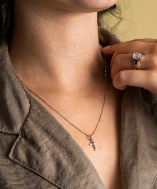 Alternative view of Hedda smykke i sølv, kors