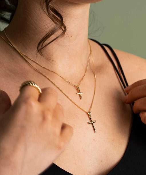 Alternative view of Hennie smykke i sølv, kors