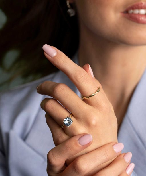 Alternative view of Ring i gull med syntetisk aqua