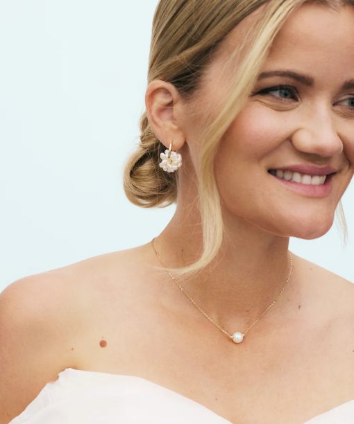 Alternative view of Sandra Lyng, Øreringer i forgylt sølv ferskvannsperler