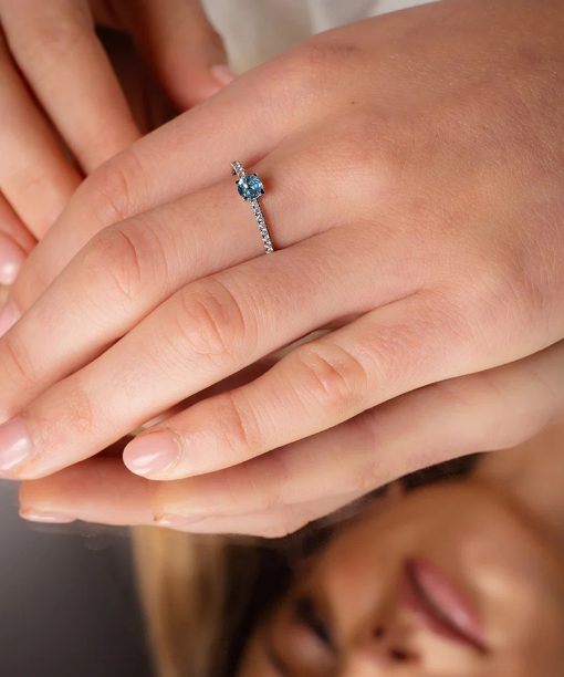 Alternative view of Ring i gull med diamanter 0,10 ct med blå topas