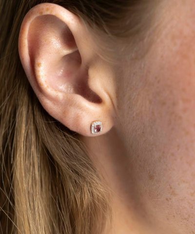 Alternative view of Øredobber i gult gull med diamanter 0,08 ct W/P og turmalin