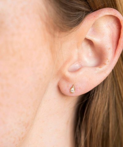 Alternative view of Øredobber i gult gull med diamanter 0,14 W/P