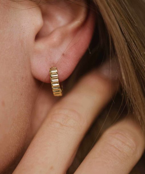 Alternative view of Nora Mørk by Gulldia Øreringer i sølv med hvit zirkonia