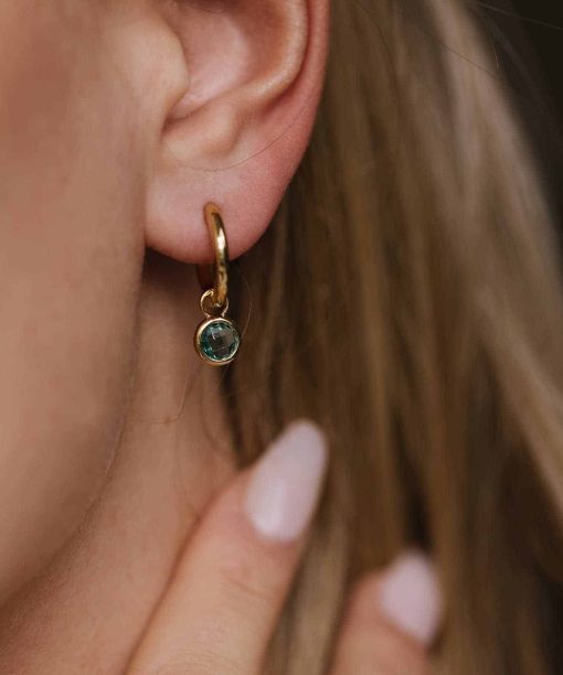 Alternative view of Nora Mørk by Gulldia Øreringer i sølv med grønn zirkonia