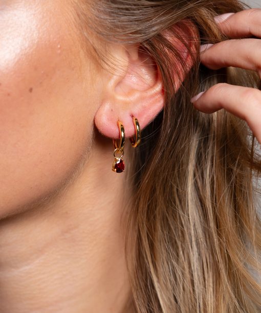 Alternative view of Drop charms i sølv med dyprød zirkonia