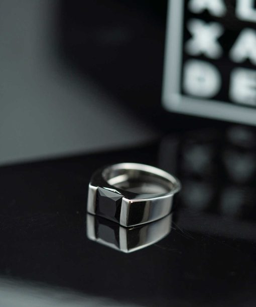 Alternative view of Ring i sølv med sort zirkonia