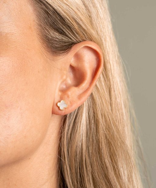 Alternative view of Øredobber i sølv med perlemor kløver