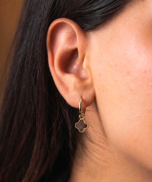 Alternative view of Øreringer i sølv grå perlemor kløver