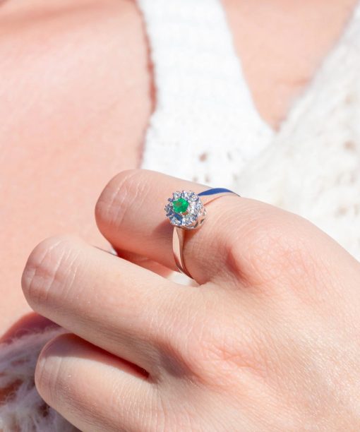 Alternative view of Diana Diamantring med smaragd i hvitt gull, 0.03CT TW/SI