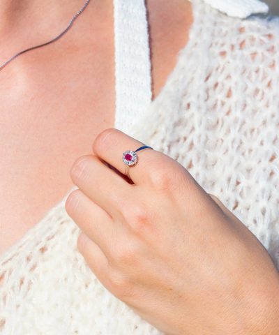 Diana Diamantring med rubin i hvitt gull, 0.03ct TW/SI - Bilde 4
