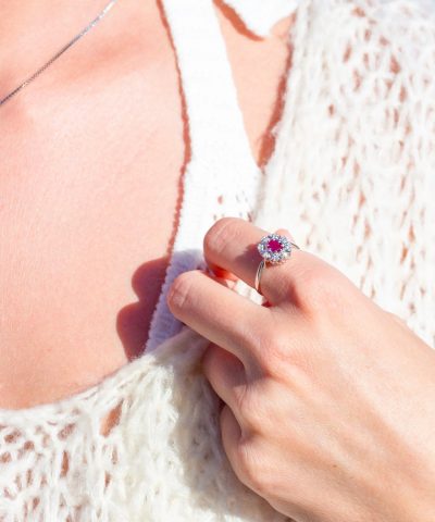 Diana Diamantring med rubin i hvitt gull, 0.08ct TW/SI - Bilde 4