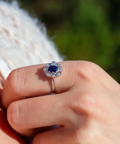 Diana Diamantring med safir i hvitt gull, 0.08ct TW/SI - Bilde 4